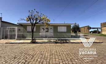 Imagem: 4 dormitórios, 2 banheiro, 2 vagas na garagem