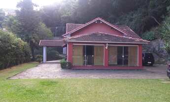 Imagem 1: Luxuosa mansão de 4 suítes em Corrêas, Petrópolis-RJ, com 3 salas, 8 vagas de garagem e 45