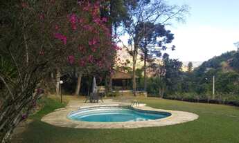 Imagem 2: Luxuosa mansão de 4 suítes em Corrêas, Petrópolis-RJ, com 3 salas, 8 vagas de garagem e 45