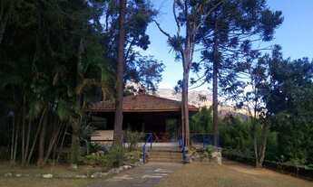 Imagem 3: Luxuosa mansão de 4 suítes em Corrêas, Petrópolis-RJ, com 3 salas, 8 vagas de garagem e 45