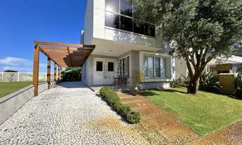 Imagem 2: Casa de luxo em condomínio à venda em Capão da Canoa-RS, com 4 quartos, 4 suítes e 210m² d