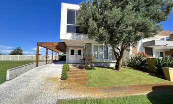 Imagem 1: Casa de luxo em condomínio à venda em Capão da Canoa-RS, com 4 quartos, 4 suítes e 210m² d