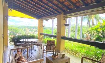 Imagem 4: Com 2700m² de terreno, está casa fica em meio a natureza em um delicioso e seguro condomín