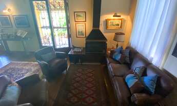 Imagem 6: Com 2700m² de terreno, está casa fica em meio a natureza em um delicioso e seguro condomín