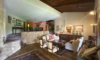 Imagem 5: Com 2700m² de terreno, está casa fica em meio a natureza em um delicioso e seguro condomín