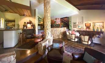 Imagem 7: Com 2700m² de terreno, está casa fica em meio a natureza em um delicioso e seguro condomín