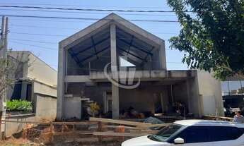 Imagem 2: Casa com mezanino em construção com 03 dormitórios/quartos, 01 closet e 01 suíte. Sala de