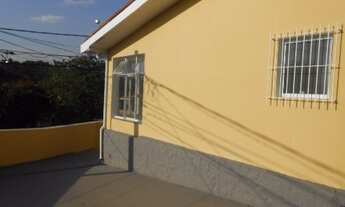 Imagem 4: CASA GRANDE DE ESQUINA EM TERRENO ALTO DA RUA COM QUINTAL E GARAGEM COBERTA