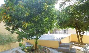 Imagem 5: CASA GRANDE DE ESQUINA EM TERRENO ALTO DA RUA COM QUINTAL E GARAGEM COBERTA