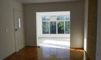 Imagem 6: CASA GRANDE DE ESQUINA EM TERRENO ALTO DA RUA COM QUINTAL E GARAGEM COBERTA