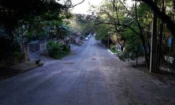 Imagem 2: CHÁCARA COMPOSTA POR CASA AVARANDA, ESPAÇO GOURMET E PISCINA CERCADA DE MUITO VERDE