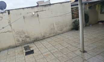 Imagem 2: CASA BOA QUE PRECISA DE REFORMAS COM 3 DORMITÓRIOS E 2 VAGAS NO CENTRO DO CAXAMBU