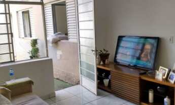 Imagem: CASA COM 2 DORMITÓRIOS E VÁRIAS VAGAS