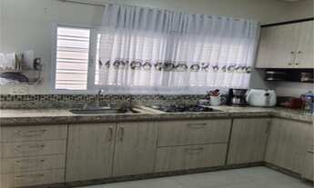 Imagem 2: 3 dormitórios, 1 suítes, 3 banheiro, 5 vagas na garagem, 232M² de Área Construída