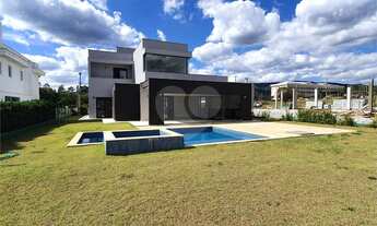 Imagem 2: 4 dormitórios, 4 suíte, 5 banheiro, 3 vagas na garagem, 389M² de Área Construída