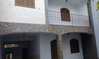 Imagem: 4 dormitórios, 2 banheiro, 3 vagas na garagem