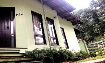 Imagem 4: Sabe aquelas casas grandes que nos remetem a uma memória boa?Essa residência é assim ampl