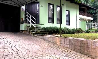 Imagem 3: Sabe aquelas casas grandes que nos remetem a uma memória boa?Essa residência é assim ampl