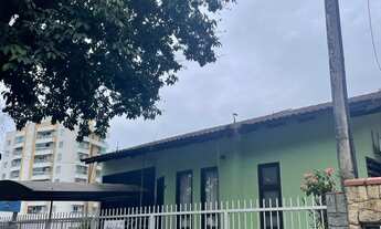 Imagem 2: Sabe aquelas casas grandes que nos remetem a uma memória boa?Essa residência é assim ampl