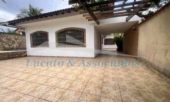 Imagem 2: Casa isolada com piscina e edícula à venda em Praia Grande-SP, no bairro Caiçara. Com 2 qu