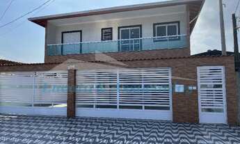 Imagem: Casa sobreposta alta sacada frente rua para