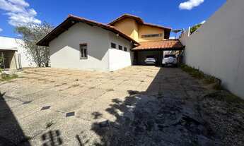 Imagem 6: Casa grande de esquina à venda