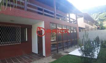 Imagem: Casa com 5 quartos em condomínio no Comary