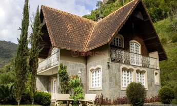 Imagem: Casa com 3 suítes em estilo europeu na