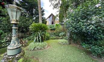 Imagem: Casa em estilo chalé com 5 quartos sendo