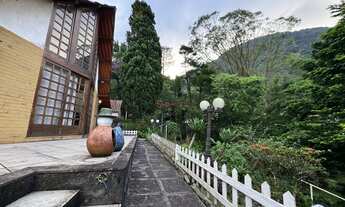 Imagem 2: Casa em estilo chalé com 5 quartos sendo 2 suítes em condomínio no Comary - Teresópolis/RJ