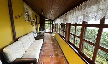 Imagem 3: Casa em estilo chalé com 5 quartos sendo 2 suítes em condomínio no Comary - Teresópolis/RJ