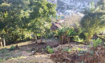 Imagem: Terreno em declive com 510 m² no Parque