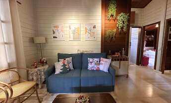 Imagem: Casa de madeira com 2 quartos sendo 1 suítes