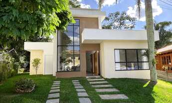 Imagem: Casa moderna e linear dentro de condomínio