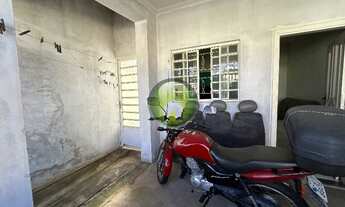 Imagem 2: Versátil Casa Térrea na Via Furlan com 3 Quartos - Ideal para Moradia, Comércio ou Escritó