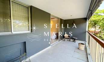 Imagem 7: Apartamento frontal com varanda e vista para copa das árvores, duas vagas de garagem em co