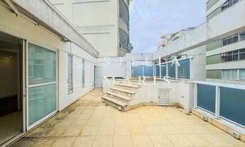 Imagem 2: Cobertura duplex com generosa área externa e piscina à venda em rua tranquila no Leblon