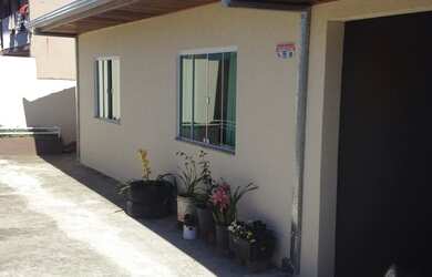 Imagem 5: Excelente casa com ótimo acabamento, sala e cozinha com piso em porcelanato, nos quartos