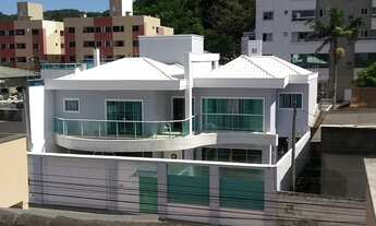 Imagem: CASA COM 03 SUÍTES E PISCINA À VENDA EM