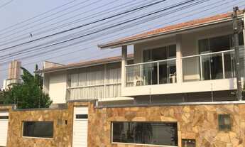 Imagem: CASA COM DOIS PAVIMENTOS NO CENTRO DE BALNEÁRIO