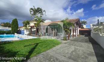 Imagem: Residência de alto padrão em condomínio