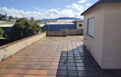 Imagem 4: Casa de alvenaria com laje, 253,00 m² de área construída, terreno com 917,00 m² na Rua Cor