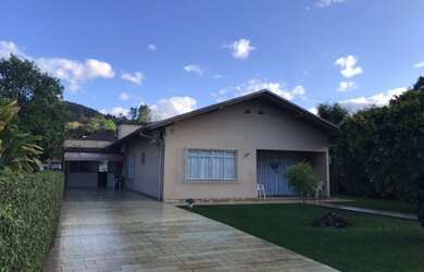 Imagem 2: Casa de alvenaria com laje, 253,00 m² de área construída, terreno com 917,00 m² na Rua Cor