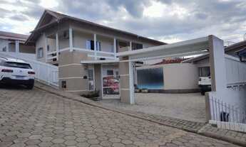 Imagem: Linda casa de alvenaria com piscina no centro