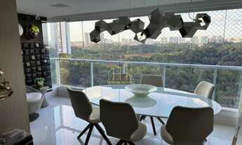 Imagem: Apartamento decorado com três quartos suíte