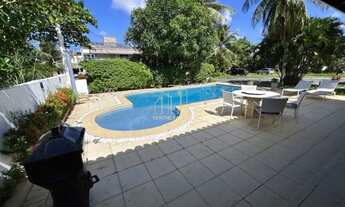 Imagem 7: Casa em condomínio fechado de alto padrão com quatro quartos e armários planejados a venda