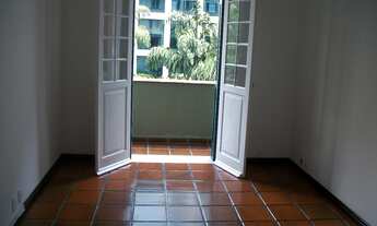 Imagem 2: LOCAÇÃO - Apto com 2 quartos com armários embutidos sendo 1 quarto com varanda, 01 quadra