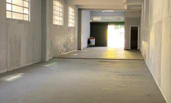 Imagem: 3 banheiro na Rua Luís De Camões