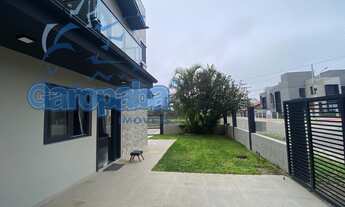 Imagem 2: Alugo por temporada no centro de Garopaba, casa 4 dormitórios, split, wi-fi, próxima da pr