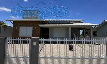 Imagem 2: Aluguel de Casa em Garopaba-SC: 3 Quartos, 1 Suíte, 3 Vagas. Próximo à Praia da Barra. Aco